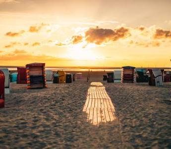 Strandkörbe und Strandzelte säumen den Strand der Insel Borkum