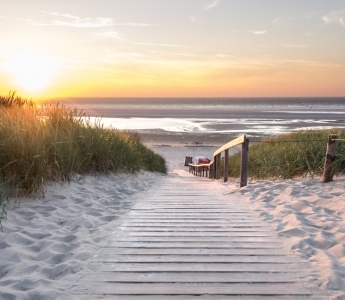 Strandkörbe im Sonnenuntergang auf Langeoog