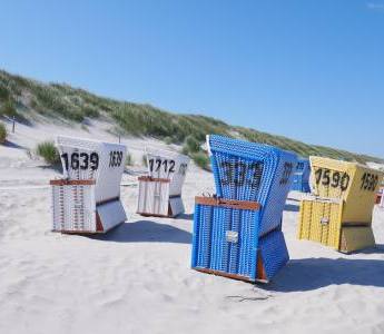 Strandkörbe vor den Dünen auf Langeoog